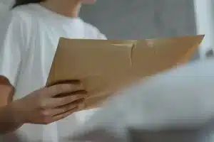 Pessoa com carta na mão