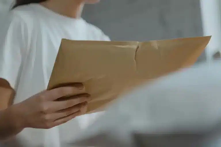Pessoa com carta na mão